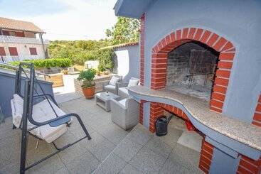 Apartments And Room Danijel