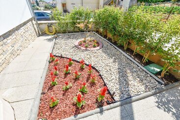 Apartments And Room Danijel