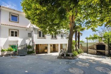 דירות לתיירים Apartments Mladen