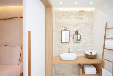 Chandakos 8 Design Apts