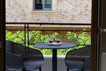 Chandakos 8 Design Apts