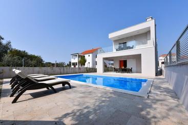 Luxury Villa Harbor