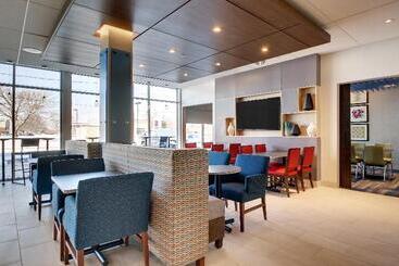 هتل Baymont By Wyndham Galesburg