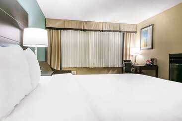 هتل Quality Inn Dayton Airport