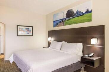 هتل Clarion Pointe New Bern