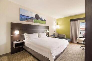 هتل Clarion Pointe New Bern