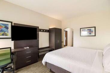 هتل Clarion Pointe New Bern