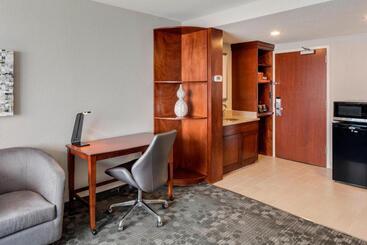 هتل Courtyard By Marriott Boston Logan Airport