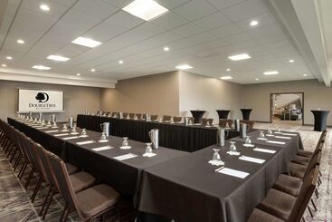 هتل Doubletree By Hilton St. Paul East
