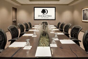 هتل Doubletree By Hilton St. Paul East