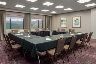 هتل Doubletree By Hilton St. Paul East