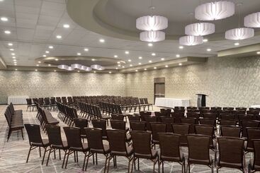 هتل Doubletree By Hilton St. Paul East