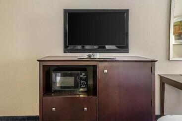 هتل Econo Lodge Ankeny   Des Moines