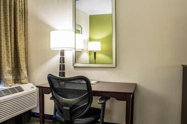 هتل Econo Lodge Ankeny   Des Moines