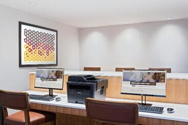 هتل Holiday Inn Express Cruise Airport, An Ihg