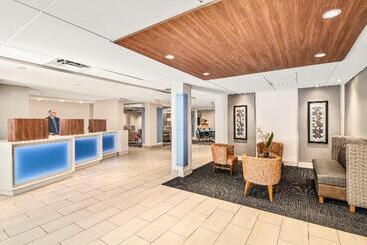 هتل Holiday Inn Express Cruise Airport, An Ihg