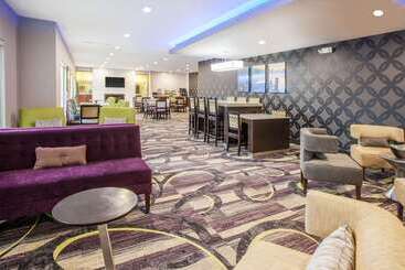 هتل La Quinta Inn And Suites By Wyndham Elkhart