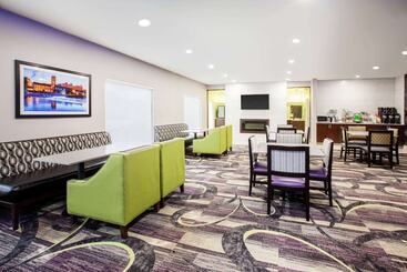 هتل La Quinta Inn And Suites By Wyndham Elkhart