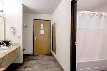 هتل Quality Inn Huron