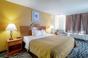 هتل Quality Inn Huron