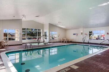 هتل Quality Inn Lincoln Cornhusker