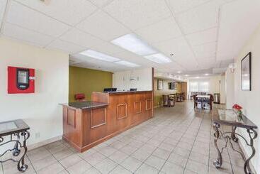 هتل Quality Inn Lincoln Cornhusker