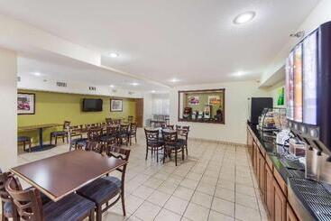 هتل Quality Inn Lincoln Cornhusker