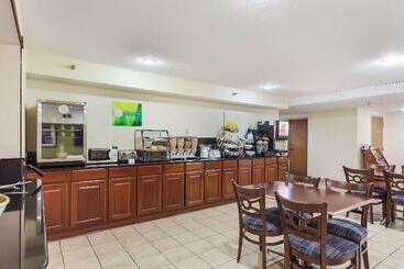 هتل Quality Inn Lincoln Cornhusker