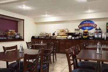 هتل Quality Inn Lincoln Cornhusker