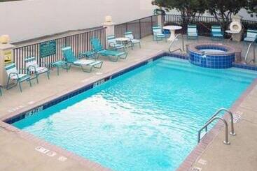 هتل Quality Inn & Suites