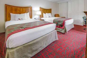 هتل Ramada By Wyndham Metairie New Orleans Airport