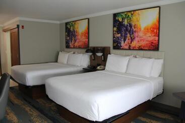 هتل La Quinta Inn & Suites By Wyndham Yakima Downtown