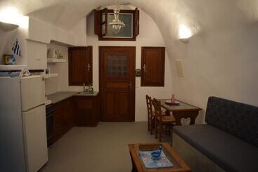 Tzannis Cave House