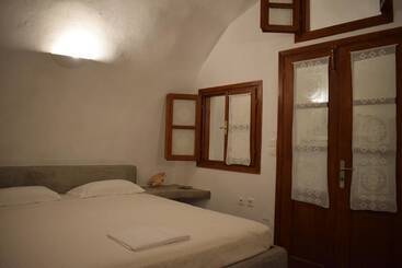Tzannis Cave House