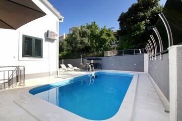 Luxury House With Pool