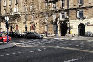 آپارتمانهای توریستها The Wall