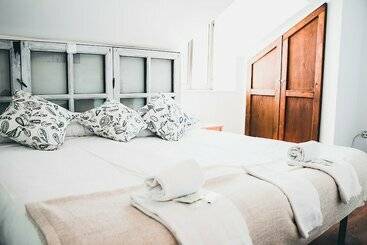 تختخواب و صبحانه Latas Surf Lodge