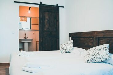 تختخواب و صبحانه Latas Surf Lodge