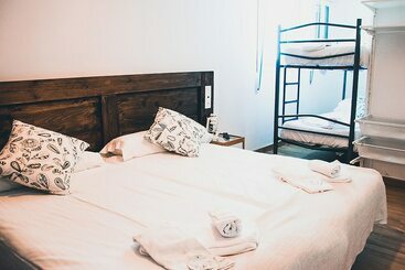 تختخواب و صبحانه Latas Surf Lodge