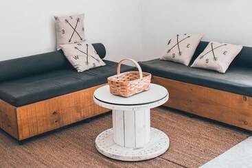 تختخواب و صبحانه Latas Surf Lodge