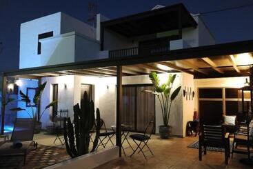 پانسیون Magma Rooms Playa Honda