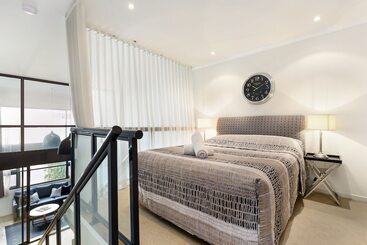 Surry Hills Modern One Bedroom Apartment  Goul