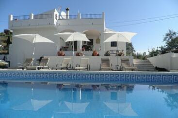 تختخواب و صبحانه Casa Colina