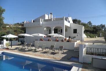 تختخواب و صبحانه Casa Colina