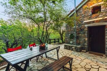 Escape In The Forest, Cosy Chalet With Home Cinema