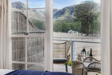 پانسیون Brokenback Views Country Estate