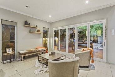 Resort Style Home Near Airport & Cbd