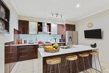 Resort Style Home Near Airport & Cbd