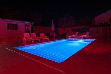 Apartments With Pool 992