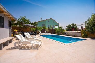 Apartments With Pool 992